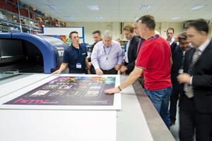 Screen presenta en Europa la impresora de gran formato Truepress Jet W3200UV