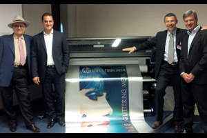 Guandong junto a las nuevas impresoras HP Latex 300