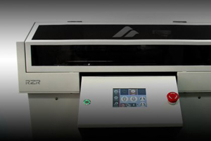 Azonprinter lanza la nueva impresora plana UVRAZOR en FESPA 2015