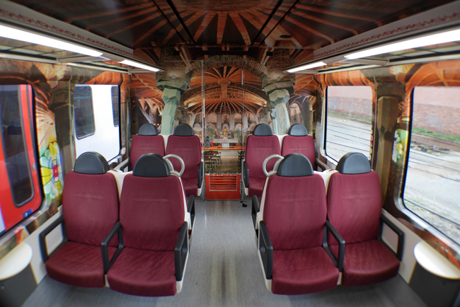 Las lminas 3M Envision 480 decoran el interior de un tren con motivos de la Cripta Gaud en Barcelona 