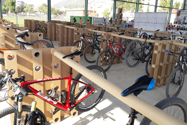 Alpesa crear un parking efmero con palets de cartn 100% reciclado para 400 bicicletas