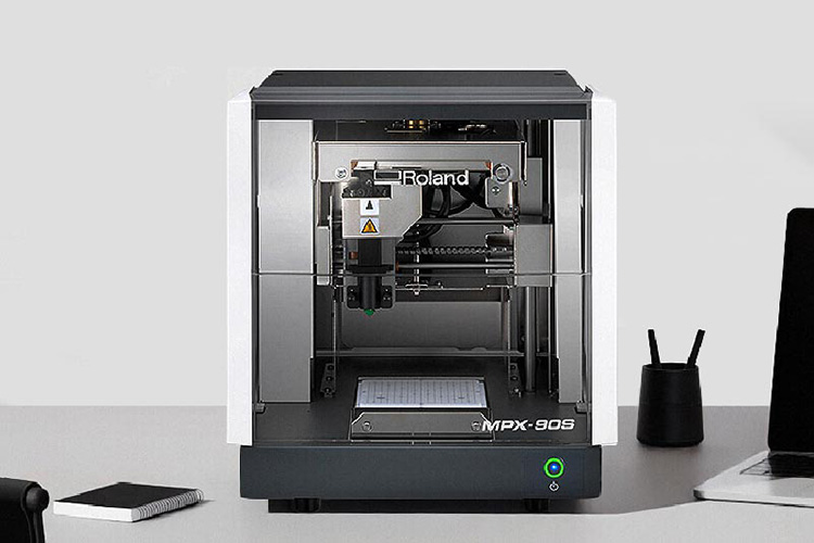 Roland DG lanza la impresora de metales VersaSTUDIO MPX-90S, para una produccin sencilla de productos personalizados de primera calidad
