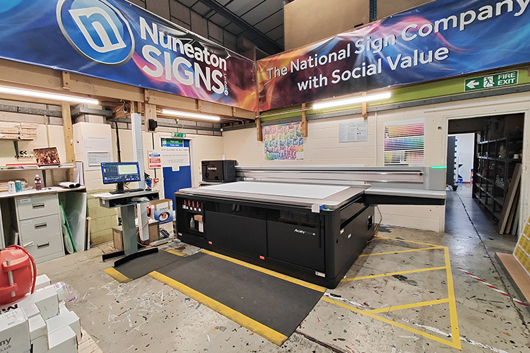 Nuneaton Signs invierte en la Acuity Prime 30 para impulsar su crecimiento empresarial