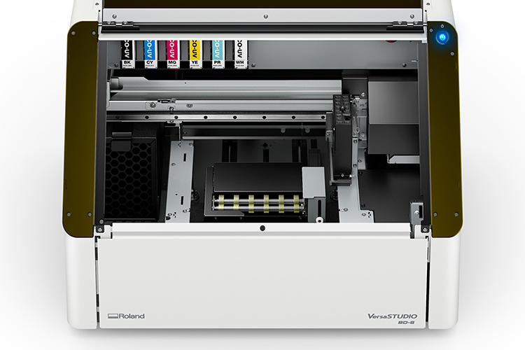 Roland DG presenta dos impresoras compactas nuevas e innovadoras de la gama VersaSTUDIO, una UV y otra directa a film