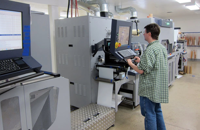 MPI/Labeltek combina el equipo inkjet UV de Durst Tau 330 junto a láser de acabado, troquel semirotativo y laminado