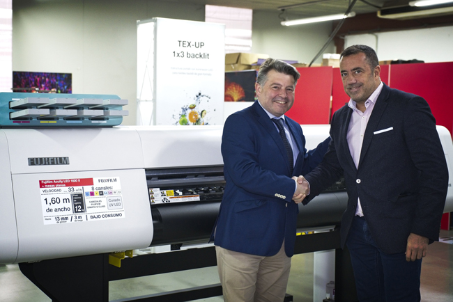 FUJIFILM apuesta por Poster & Panel para ofrecer soluciones de impresión digital plana y de bobina en pequeño y mediano formato