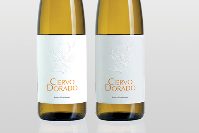 Avery Dennison incorpora un arco iris blanco a las aplicaciones de etiquetado de vinos
