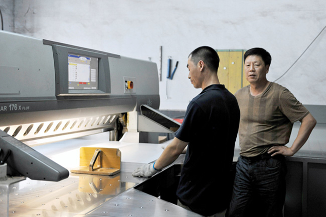 Una imprenta china muy satisfecha con la guillotina rpida POLAR 176