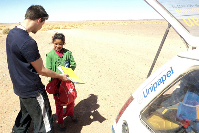 Unipapel dona 20 kilos de material a las poblaciones ms desfavorecidas del desierto marroqu de la mano de Unidesert