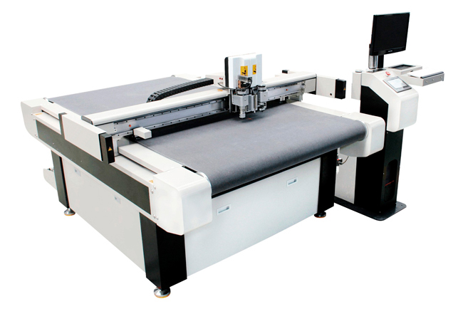 Pérez Camps, producción automatizada con las mesas de corte y las letras corpóreas