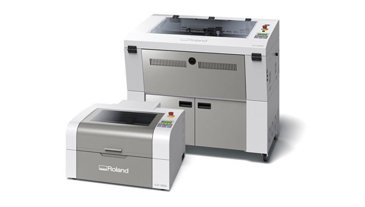 Roland DG estará en C!Print presentando en primicia sus dos nuevos lanzamientos: la impresora UV VersaUV LEF2-300 y los nuevos grabadores láser de la Serie LV