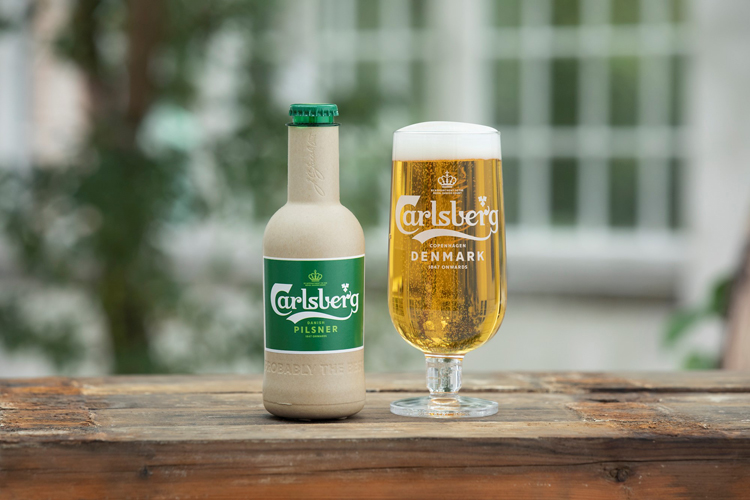 Carlsberg avanza en el desarrollo de la primera botella de papel para cerveza