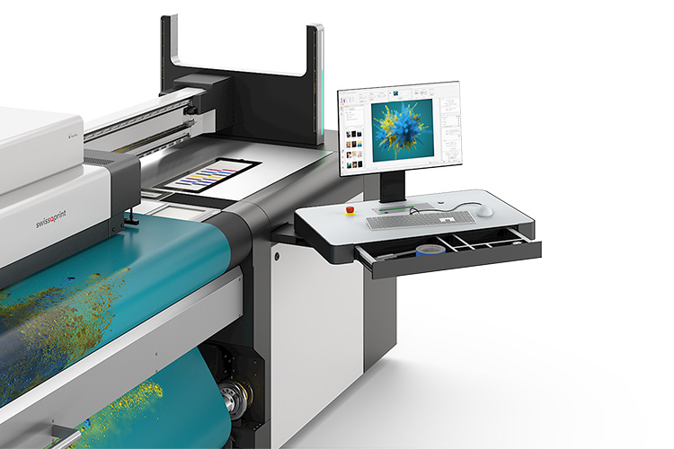 La impresora Karibu de swissQprint ahora con efectos de barniz