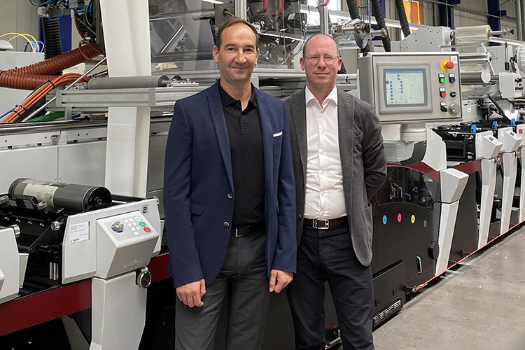 Barthel Gruppe consolida su oferta medioambiental con el lanzamiento de la primera unidad de metalizacin EcoLeaf en una prensa hbrida digital