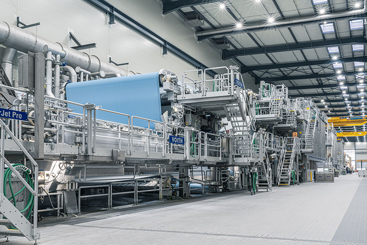Desde principios de año, Koehler Paper produce en la nueva línea de producción 8 en Kehl con un 100% de energía eléctrica ecológica, y ahorra otras 45,000 toneladas de CO2 por año