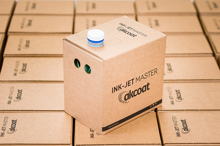 Akcoat se convierte en la primera empresa del sector de tintas cerámicas en incorporar un sistema de packaging sostenible para líquidos en colaboración con Hinojosa