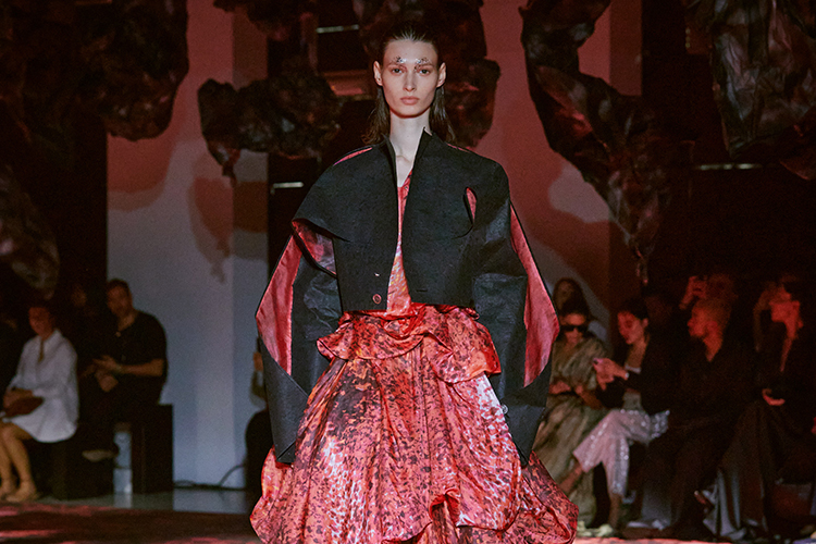 Epson y el diseñador Yuima Nakazato desvelan el futuro de la moda sostenible en la Semana de la Moda de París