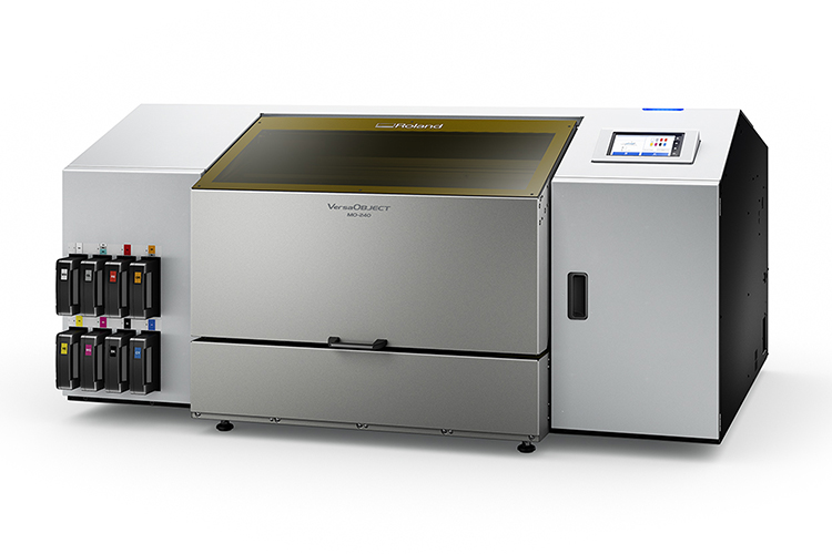 La calidad se une a la velocidad: Roland DG lanza la nueva impresora UV plana VersaOBJECT MO-240 y el software PrintAutoMate 