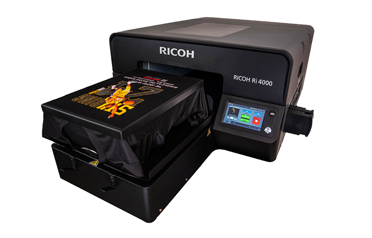 La impresora RICOH Ri 4000 Direct to Garment (DTG) cierra la brecha en el mercado de la impresión sobre poliéster