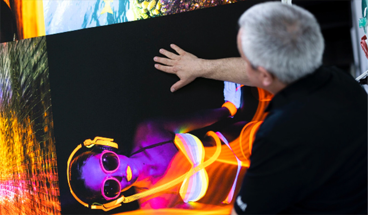 Durst ha presentado sus nuevas tintas fluorescentes Fluo Glow LED en la C!Print de Lyon
