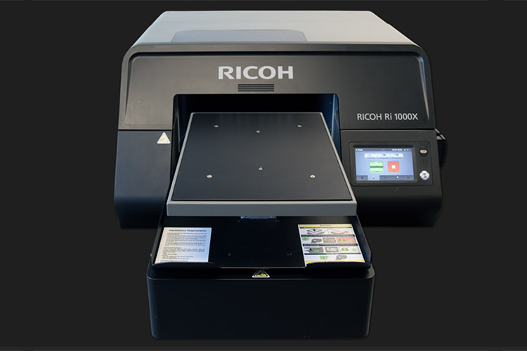 Funciones avanzadas de decoracin de prendas de vestir impulsadas por la nueva impresora RICOH Ri 1000X Direct to Garment (DTG)