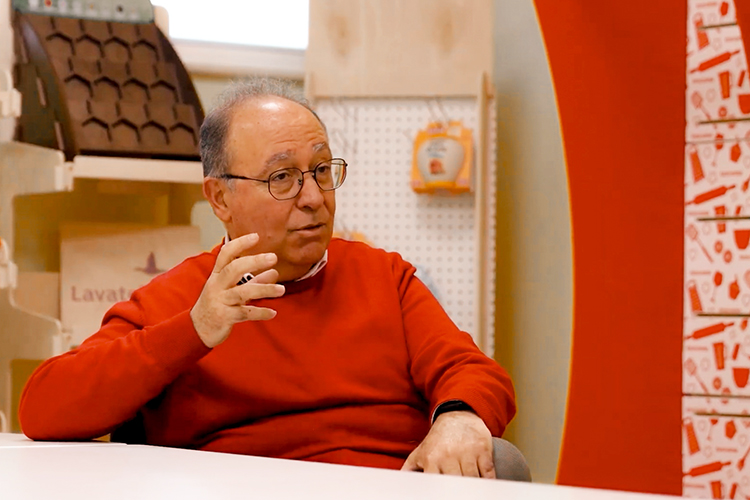 CEMAB mejora la producción de expositores de madera con la avanzada solución de impresión plana LED UV industrial de Mimaki