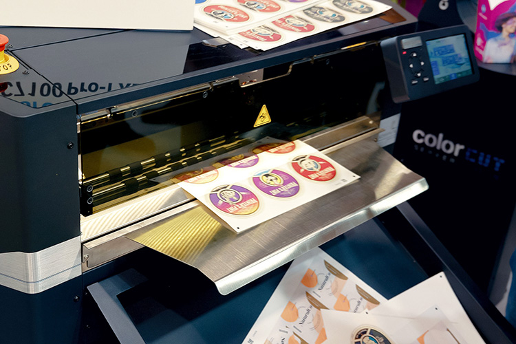 Konica Minolta presenta la nueva Plockmatic ColorCut SC7100Pro T XL: nuevas posibilidades en el acabado digital