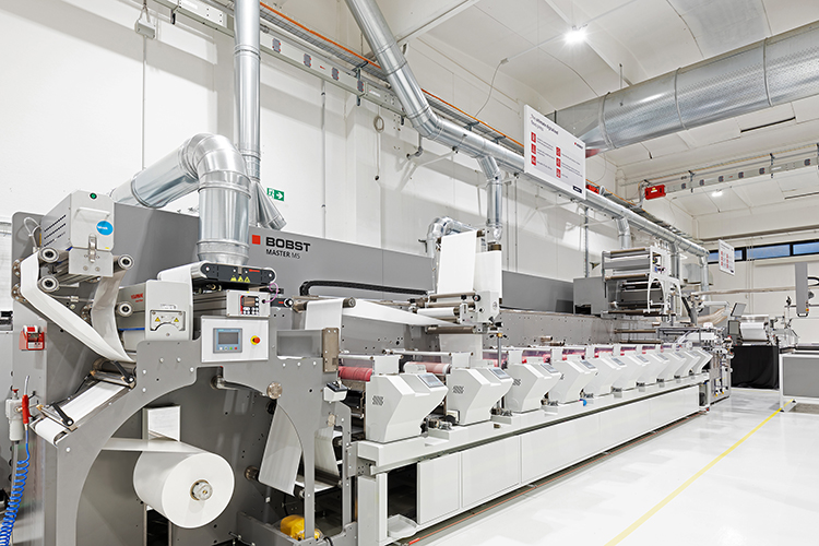 Royal Geostick acelera su productividad con una nueva inversión flexográfica en una BOBST MASTER M5 de 12 colores
