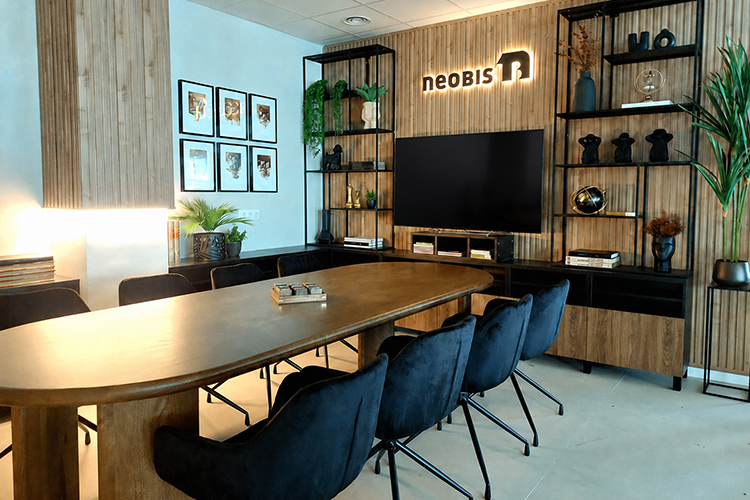 La nueva sede de neobis, un espacio al servicio del sector. La Asociación inauguró sus nuevas instalaciones en una jornada que reunió a empresas asociadas y colaboradores