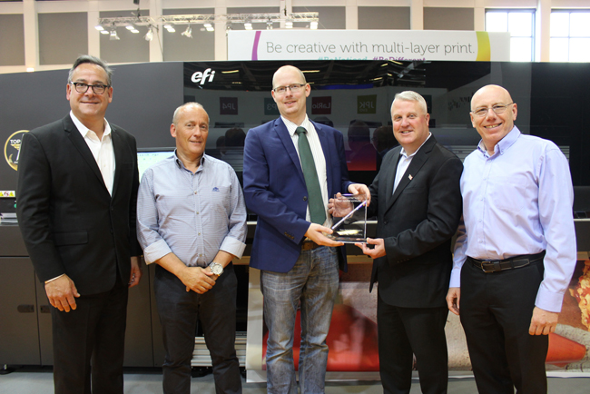 EFI vende su VUTEk 3r/5r número 100 a Dacar Digital Printing, que aumenta así la productividad para atender a su creciente lista de clientes