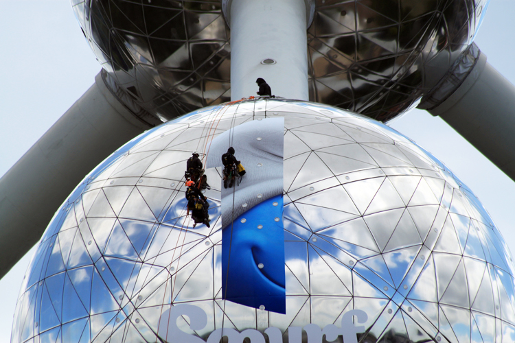 Mactac Europe helps Belgium’s landmark Atomium and their beloved Smurfs celebrate their 60th birthday in style