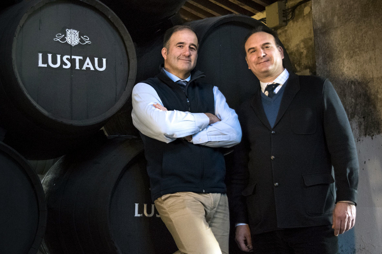 El Grupo Caballero brinda por el éxito de su inversión en la impresora láser de la Serie D para la codificación de sus botellas de vino