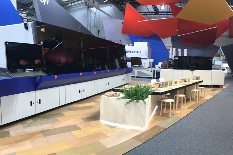 EFI se asocia con Bürkle para la comercialización de soluciones de decoración digital en madera con EFI Cubik