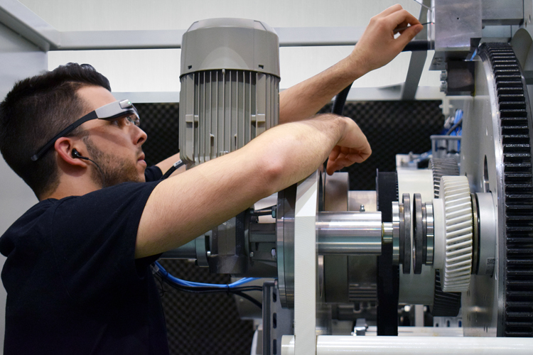Comexi Smart Glasses, la asistencia remota que ayuda a reducir la inactividad de máquina